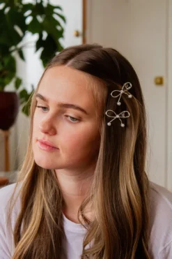 Andi Amanda Bow Pearl Clip