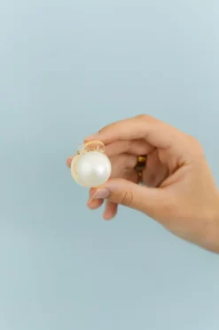 Andi Chunky Pearl Claw Clip