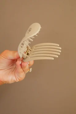 Andi Circle Cutout Flat Claw Clip