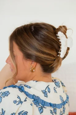 Andi Cream Rippled Claw Clip