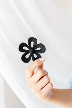 Andi Cutout Flower Claw Clip