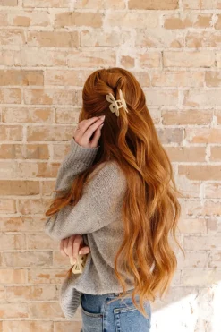 Andi Cutout Flower Claw Clip