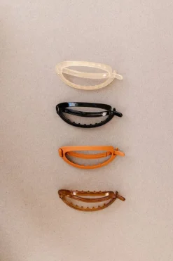 Andi Cutout Oval Clip