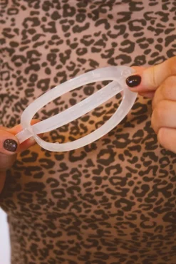 Andi Cutout Oval Clip