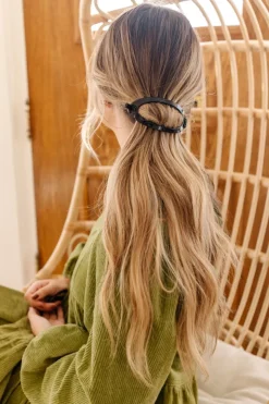 Andi Cutout Oval Clip