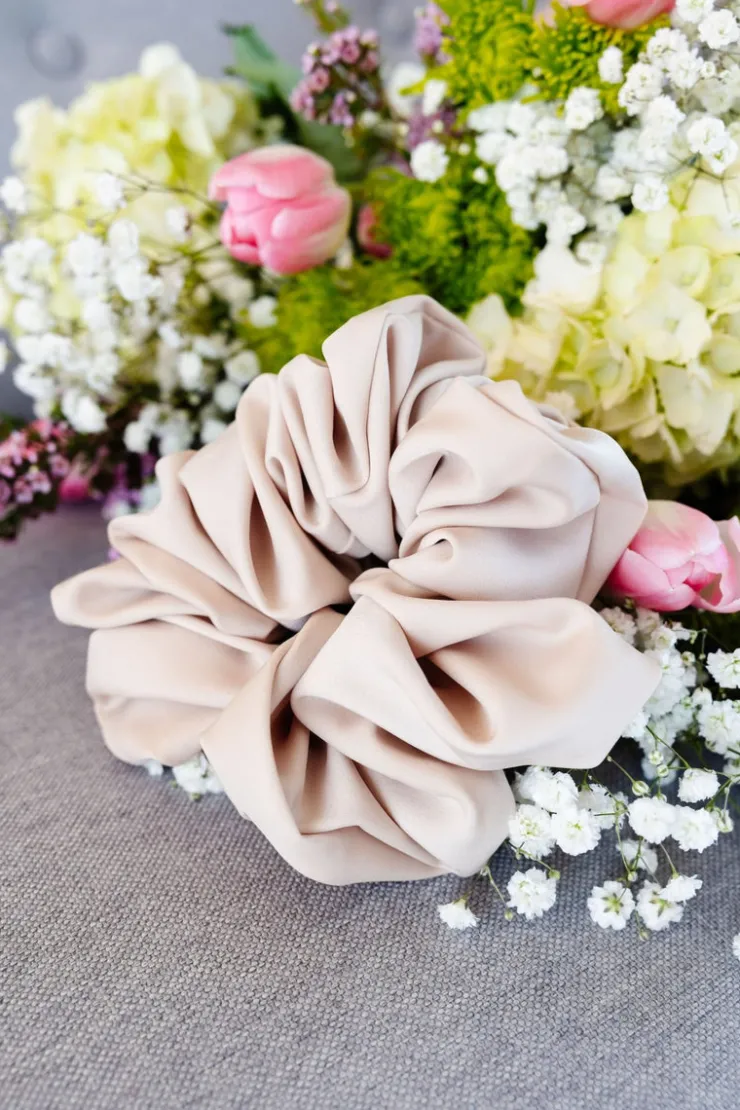 Andi Oat Milk Jumbo Scrunchie