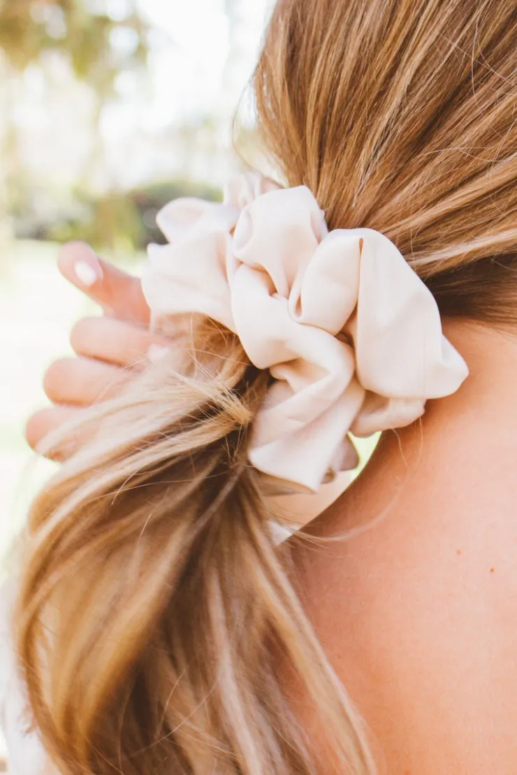 Andi Oat Milk Jumbo Scrunchie