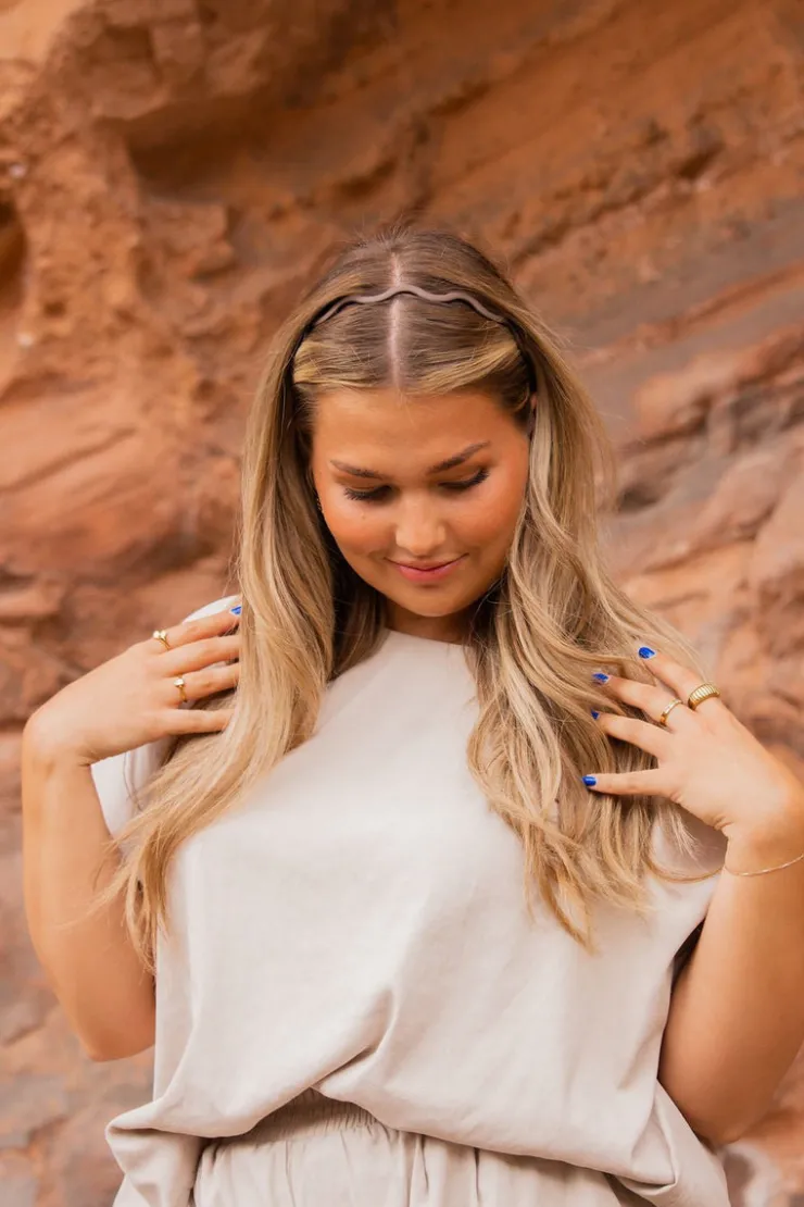 Andi Wavy Brown Headband